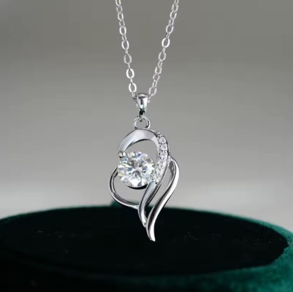 Woman Sliver Necklace Pendant Shining Moissanite Classic